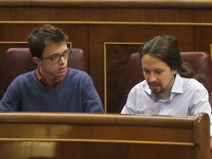 El líder de Podemos, Pablo Iglesias, y el entonces portavoz de su grupo parlamentario, Íñigo Errejón, en sus escaños durante un pleno del Congreso de los Diputados en 2015.