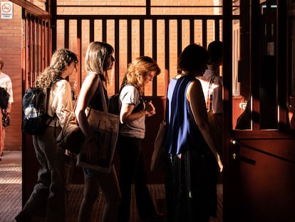 Entrada al instituto público Pablo Neruda, en Leganés, Madrid, antes del inicio del examen para ingresar en el cuerpo de profesores de secundaria, en 2023.