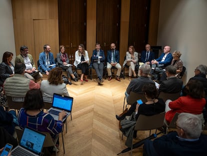 El presidente del CGPJ, Vicente Guilarte 8en el centro), junto al resto de participantes en el debate celebrado este martes en el Ateneo de Madrid sobre el CGPJ.