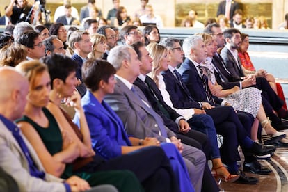 Varios ministros escuchan a Pedro Sánchez durante su conferencia de este miércoles. Entre los asistentes, en segunda fila a la izquierda, Óscar López.