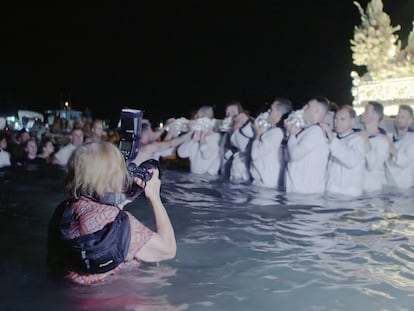 Cristina García Rodero fotografía una procesión de la Virgen del Carmen, en una imagen del documental 'La mirada oculta'.