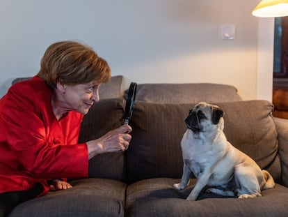 La actriz Katharina Thalbach, caracterizada como Angela Merkel en la serie de películas para televisión 'Miss Merkel'.