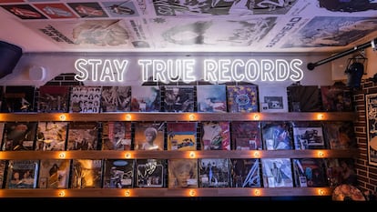 Vinilos y casetes en el plató del programa Ballantine's Stay True Records.