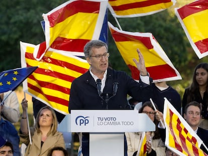 El presidente del PP, Alberto Núñez Feijóo, en el mitin de cierre de la campaña de las elecciones catalanas en L'Hospitalet de Llobregat, el pasado 10 de mayo.