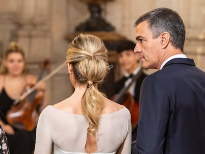 Begoña Gómez y Pedro Sánchez en la conmemoración del décimos aniversario de la coronación de Felipe VI, en el Palacio Real de Madrid, el 19 de junio.