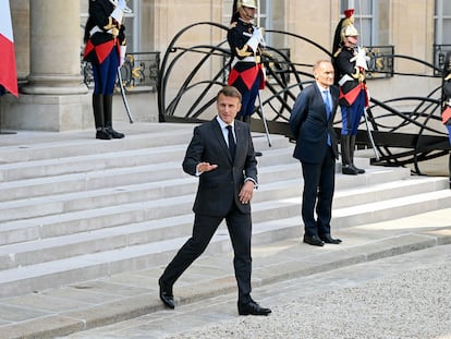 El presidente de Francia, Emmanuel Macron, acude a recibir al primer ministro británico, este viernes en el Palacio del Elíseo en París.