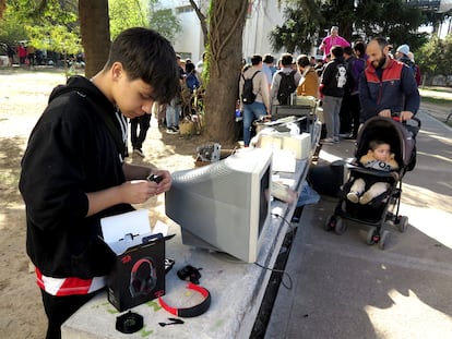 Un joven busca componentes en la feria ciberciruja, en Córdoba.