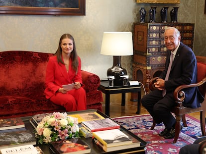 La princesa Leonor y el presidente de Portugal, Marcelo Rebelo de Sousa, durante su encuentro en el Palacio de Belém en Lisboa el 12 de julio de 2024.