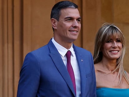 El presidente del Gobierno, Pedro Sánchez, y su esposa, Begoña Gómez, en la Alhambra durante una cumbre europea el año pasado.