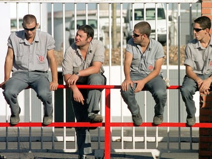 Cuatro jóvenes trabajadores de empresas contratadas por Repsol YPF de Puertollano (Ciudad Real), en una protesta en agosto de 2003.