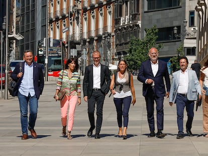 Los diputados de Junts per Catalunya Josep Maria Cervera Pinart, Pilar Calvo i Gómez, Josep Maria Cruset Domènech, Miriam Nogueras, Eduard Pujol, Isidre Gavín Valls y Marta Madrenas Mir, llegando al Congreso.