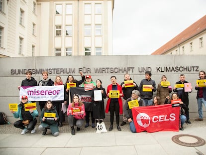 Defensores ambientales protestan en Berlín por la contaminación.