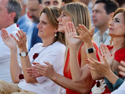 Begoña Gómez, entre las vicepresidentas del Gobierno Teresa Ribera y María Jesús Montero, el miércoles en un mitin del PSOE en Benalmádena (Málaga).