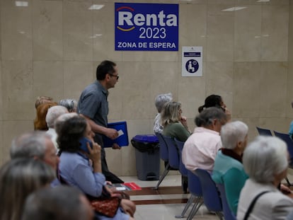 Vista de la sala de atención presencial de la declaración de la renta en oficinas este lunes.