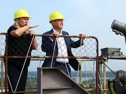 El canciller alemán, Olaf Scholz, y Petra Koepping del Partido Socialdemócrata (PSD), durante su visita al Parque Tecnológico Minero de Grosspoesna, Alemania, este viernes 30 de agosto.