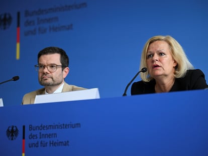 La ministra alemana del Interior, Nancy Faeser, y el ministro de Justicia, Marco Buschmann, durante la presentación del "paquete de seguridad" este jueves en Berlín.