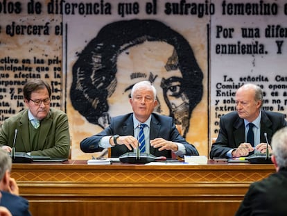 El presidente de la comisión de investigación del Senado sobre el 'caso Koldo', el senador popular Eloy Suárez, flanqueado por el vicepresidente Salvador de Foronda (izquierda) y el letrado Luis de la Peña.