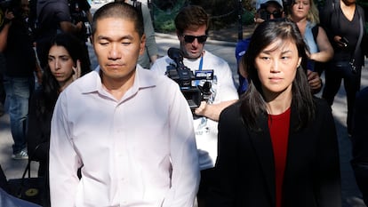 Linda Sun y su esposo Christopher Hu  a su llegada al Tribunal Federal de Brooklyn, el 3 de septiembre de 2024.