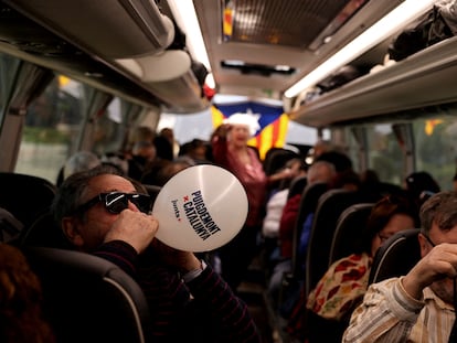 Partidarios de Carles Puigdemont en un autobús para acudir a un mitin del expresident catalán en Francia, donde reside, prófugo de la justicia.