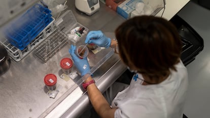 Una mujer trabaja en el laboratorio del Hospital de Bellvitge.