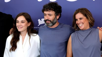 Parte del equipo de 'Los años nuevos' atendiendo a la prensa la mañana de este martes en el Festival de Venecia. De izquierda a derecha: Sandra Romero, Rodrigo Sorogoyen y Sara Cano.