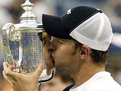 Andy Roddick besa el trofeo del US Open de 2003 tras imponerse a Juan Carlos Ferrero en la Arthur Ashe.