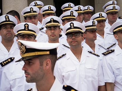 Guardiamarinas compañeros de la princesa Leonor, el martes en la Escuela Naval de Marín.