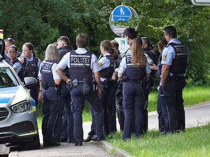 Agentes de policía, en la zona donde se ha producido el suceso en la ciudad de Albstadt, el domingo 14 de julio.