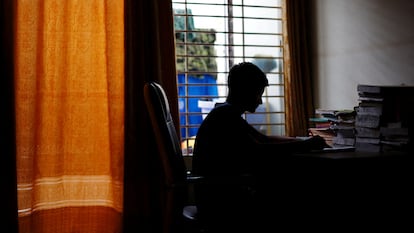 Un estudiante en Bangladés en el cierre de colegios.