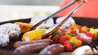 Opciones como hamburguesas de legumbres, tofu y verduras a la parrilla, son alternativas ricas en fibra y nutrientes esenciales.