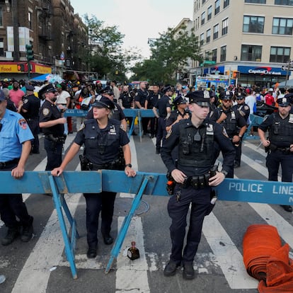 Oficiales de policía resguardan el desfile en Brooklyn el 2 de septiembre 2024.