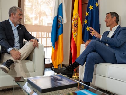 El presidente del Gobierno, Pedro Sánchez (derecha), y el presidente de Canarias, Fernando Clavijo, el 23 de agosto en La Palma.