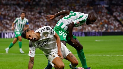 Dani Ceballos choca con Sabaly durante el Real Madrid-Betis