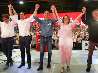 El presidente del Gobierno, Pedro Sánchez (en el centro), el expresidente José Luis Rodríguez (a la derecha) y la cabeza de lista al Parlamento Europeo, Teresa Ribera (segunda por la derecha), entre otros, durante el acto de cierre de campaña del PSOE para las elecciones europeas celebrado este viernes en Fuenlabrada.