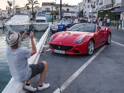 Yates y coches de lujo en Puerto Banús, en la localidad malagueña de Marbella.