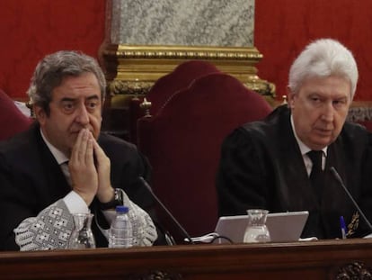 Los fiscales Javier Zaragoza y Fidel Cadena, durante una sesión del juicio del 'procés' en el Tribunal Supremo en 2019.