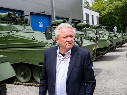 Armin Papperger, juntos a vehículos de combate de infantería Marder, en 2022 en la planta de Rheinmetall en Unterluess (Alemania).