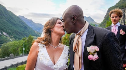 La princesa noruega Martha Louise y Durek Verrett se besan al llegar a su fiesta de bodas en el Hotel Union en Geiranger.