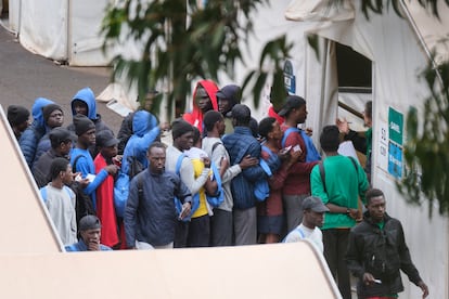 Un grupo de jóvenes migrantes camina el 3 de septiembre de 2024 por los alrededores del Centro de Atención Temporal para Extranjeros de Las Raíces, situado en el municipio tinerfeño de La Laguna.