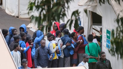 Un grupo de jóvenes migrantes camina el 3 de septiembre de 2024 por los alrededores del Centro de Atención Temporal para Extranjeros de Las Raíces, situado en el municipio tinerfeño de La Laguna.