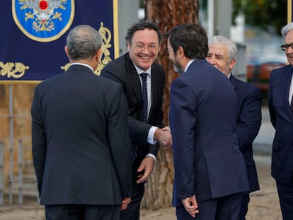 El fiscal general del Estado, Álvaro García Ortiz, saluda al presidente del Consejo General del Poder Judicial, Vicente Guilarte (de espaldas). A la izquierda, Francisco Marín Castán presidente del Tribunal supremo, en un acto por el aniversario del reinado de Felipe VI.