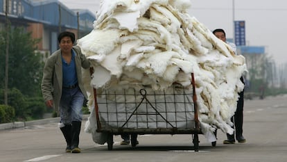 Dos trabajadores en la factoría de pieles de Jiaozuo, en China.