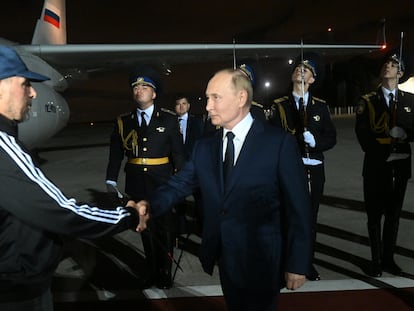 El presidente ruso, Vladímir Putin, saluda a Vadim Krasikov en su llegada a Moscú, tras el intercambio de prisioneros este jueves.