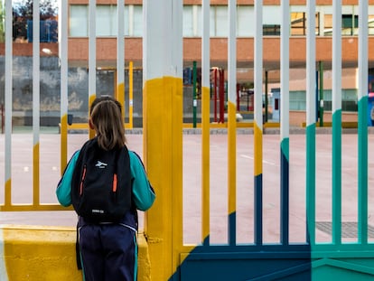 Una alumna, a las puertas del colegio público Hernán Cortés de Madrid, en 2023.