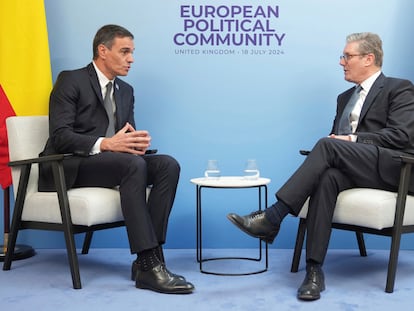 Pedro Sánchez se reúne con el primer ministro británico, el laborista Keir Starmer, en el marco de la cumbre de la Comunidad Política Europea en Woodstock (Reino Unido)