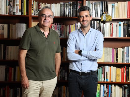 Juan Manuel Moreno, a la izquierda, catedrático de Organización Escolar de la UNED,  y Lucas Gortazar, de EsadeEcPol, en la casa del primero en Madrid.