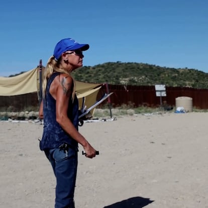 Diane Noonan Pothast, de la asociación ‘Humane Borders’ en Tucson, reparte galones de agua en el desierto.