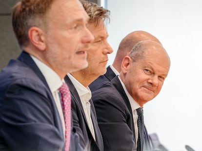 El canciller alemán, Olaf Scholz (derecha), junto al ministro de Finanzas, Christian Lindner (izquierda) y el ministro de Economía, Robert Habeck, durante la rueda de prensa del 5 de julio en la que anunciaron el acuerdo político de los presupuestos.