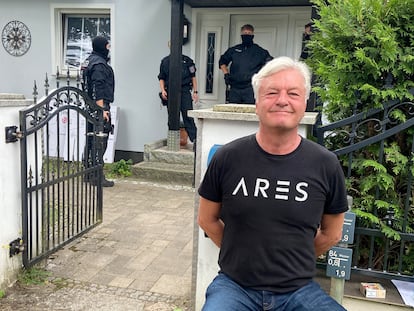 El redactor jefe de la revista 'Compact', Jürgen Elsässer, posa frente a su casa de Falkensee, cerca de Berlín, mientras la policía la registraba este martes.