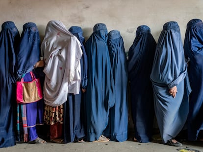 Mujeres afganas aguardando una distribución de comida en Kabul, en mayo de 2023.